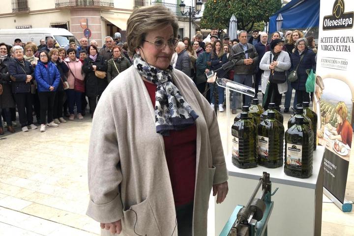 Remedios López, en la báscula para comprobar su peso con el que ha ganado aceite de oliva.