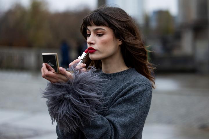 El labial mate más permanente es de Maybelline New York. Foto: Lea Naumann en Berlin. GETTY IMAGES.