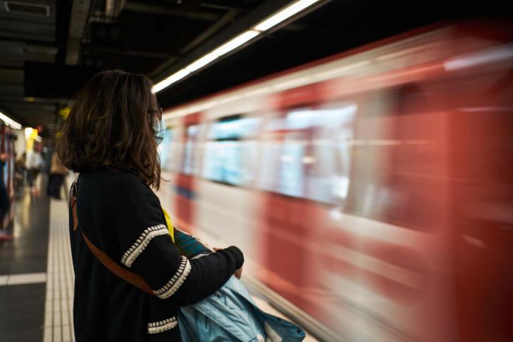 El metro de Barelona yendo a gran velocidad