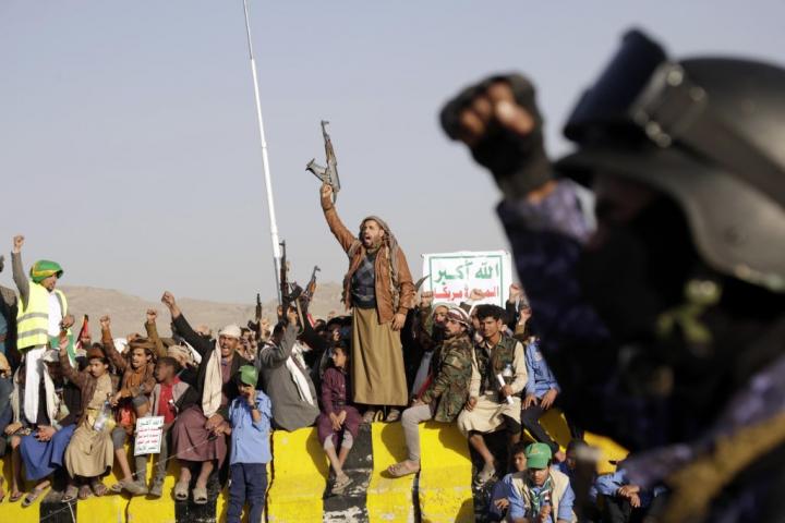 Hutíes se manifiestan contra EEUU y Reino Unido tras los bombardeos de estos contra posiciones de rebeldes en Yemen