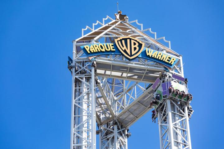 Vista de una de las atracciones que se pueden encontrar en el Parque Warner.