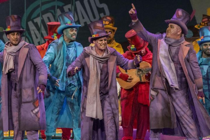 Comparsa actuando en el COAC 2024.