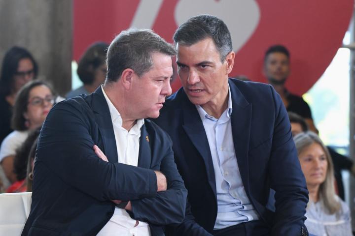 Foto de archivo de Emiliano García-Page y Pedro Sánchez.
