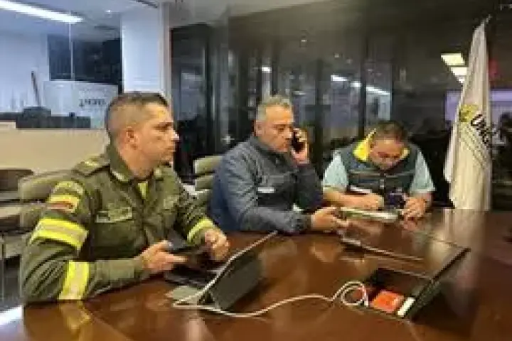 Miembros de la Unidad Nacional para la Gestión del Riesgo de Desastres trabajando en la emergencia por el derrumbamiento en Colombia