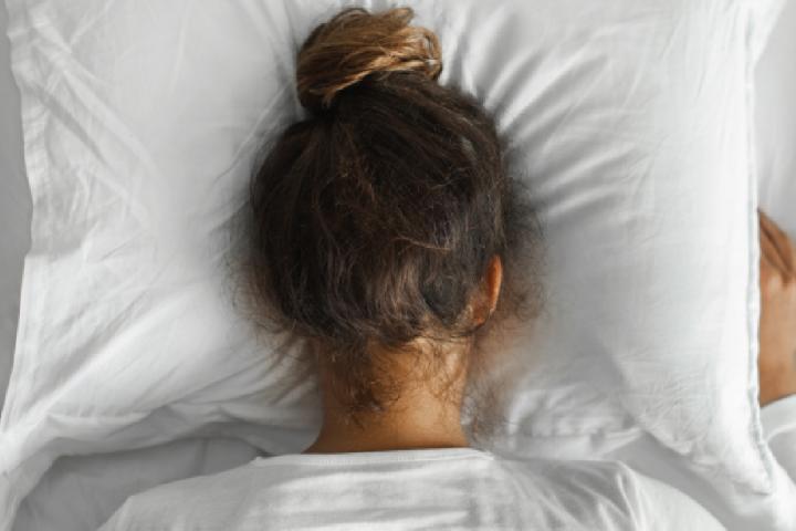 Persona con problemas para conciliar el sueño.