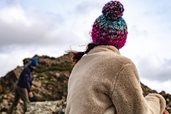 Mujer con un gorro con pompón.