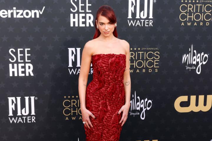 Dua Lipa vestida de Prada en la alfombra roja de los Critics Choice Awards.