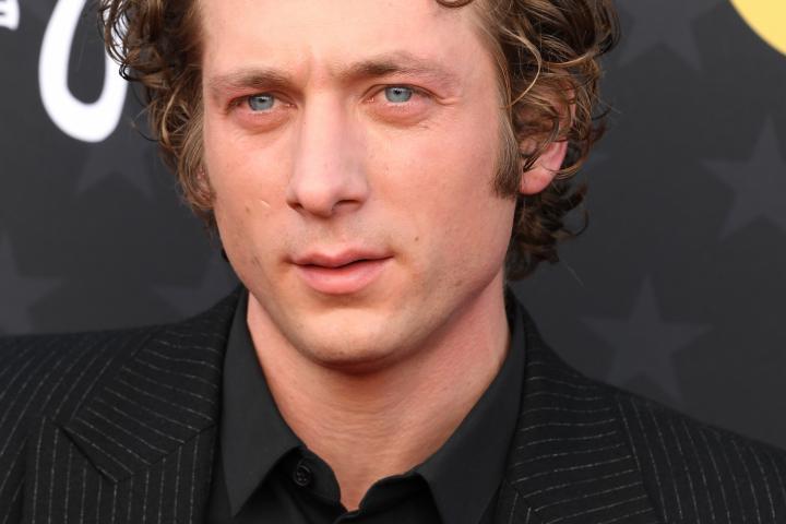 Jeremy Allen White en la alfombra roja de los Annual Critics Choice Awards.