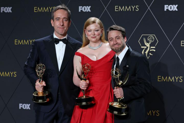 De izquierda a derecha, los actores Matthew Macfadyen, Sarah Snook y Kieran Culkin, ganadores del premio Emmy en sus categorías.