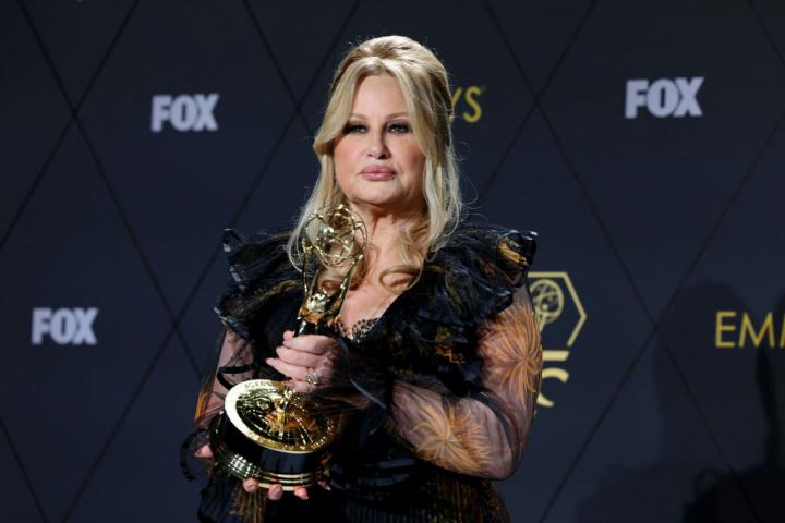 Jennifer Coolidge, premio a la mejor actriz de reparto por The White Lotus.