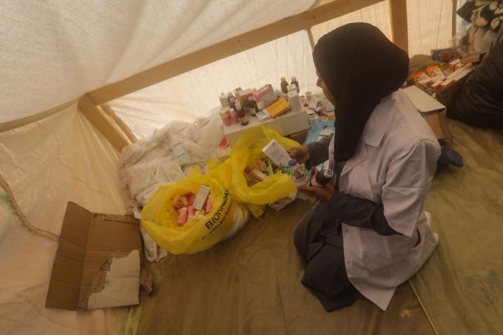 Una doctora palestina busca medicamentos en un almacén improvisado en una tienda en el campamento de Rafah.