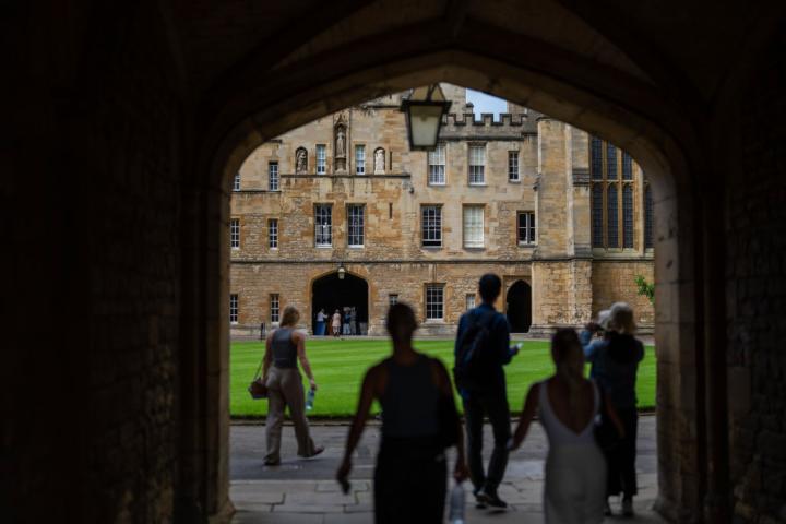 Estudiantes de la Universidad de Oxford en el campus de la universidad británica.