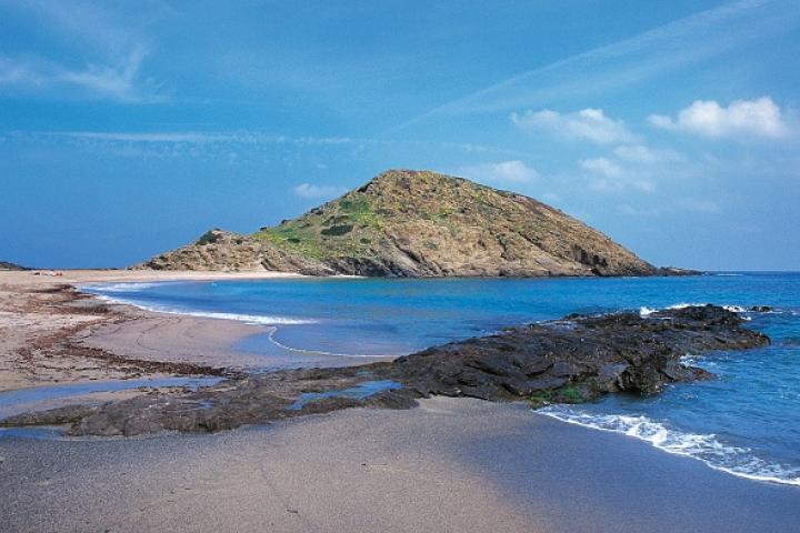 Imagen de archivo de Cala Mesquida, en Menorca (Baleares), zona próxima al punto de aparición de la vaca muerta.