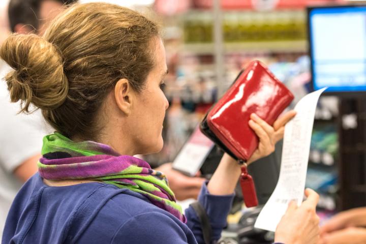Una mujer con un ticket en una tienda.