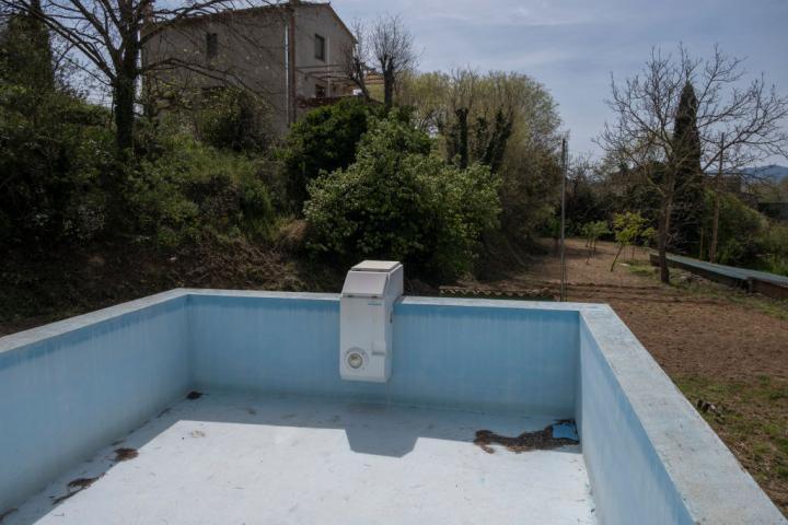 Una piscina vacía en una masía catalana localizada en Girona.