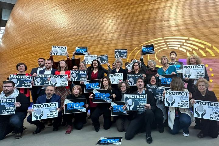 A petición del BNG, eurodiputados de varios grupos realizaron un acto para denunciar el vertido de 'pellets' de microplásticos en el Europarlamento (Estrasburgo, Francia).