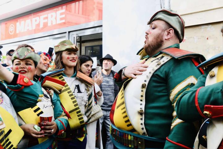 Comparsa actuando en las calles durante el Carnaval de Cádiz