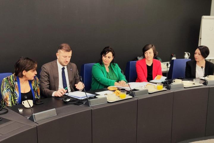 La eurodiputada del BNG, Ana Miranda, y la alcaldesa de Muros, María Lago, durante la reunión con el comisario de Medio Ambiente, Virginijus Sinkevicius, para abordar la crisis medioambiental de los 'pellets' de microplástico, en Estrasburgo (Francia).