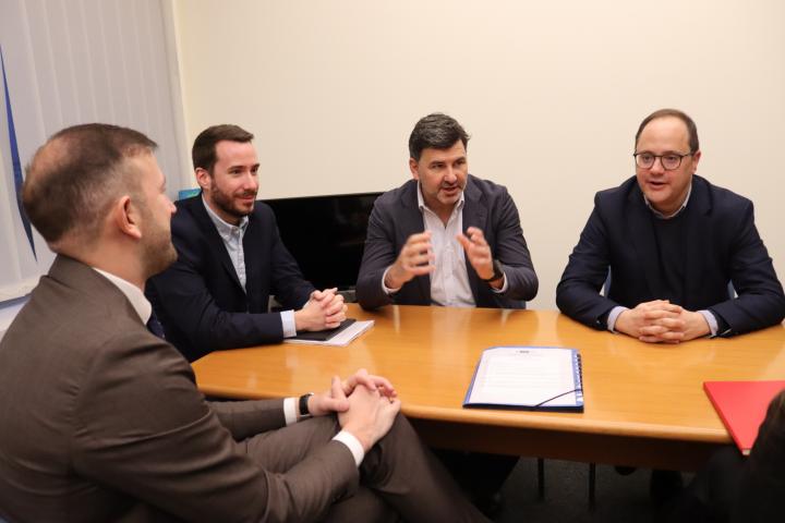 Los eurodiputados socialistas Nicolás González Casares y César Luena, durante su reinión con el comisario de Medio Ambiente.