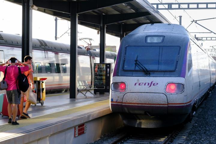 Un tren de Renfe en la estaciónde tren de Málaga