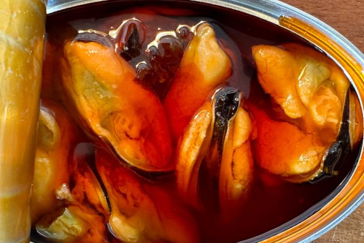 Una lata de mejillones.