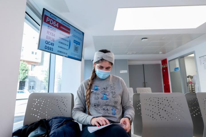 Una mujer, en la sala de espera de un hospital de Madrid