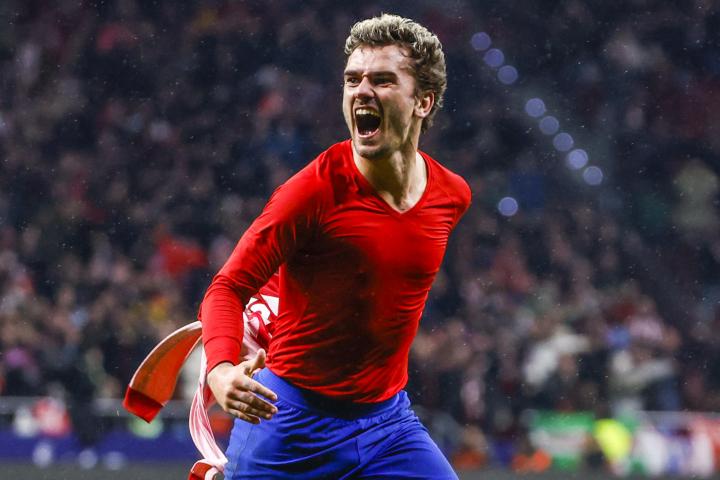 Antoine Griezmann celebra el tercer gol en el derbi de Copa del Rey entre Atlético y Real Madrid.