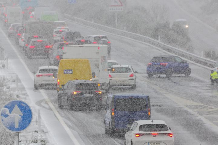 Atascos a causa de la nieve en la A-66, entre Guijuelo y Béjar (Salamanca), durante la jornada de este viernes