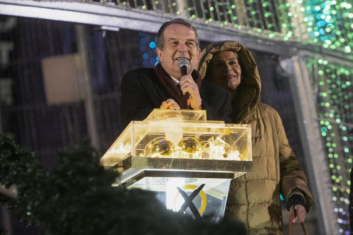 El alcalde de Vigo, Abel Caballero, procede al apagado de las luces de Navidad en Vigo.