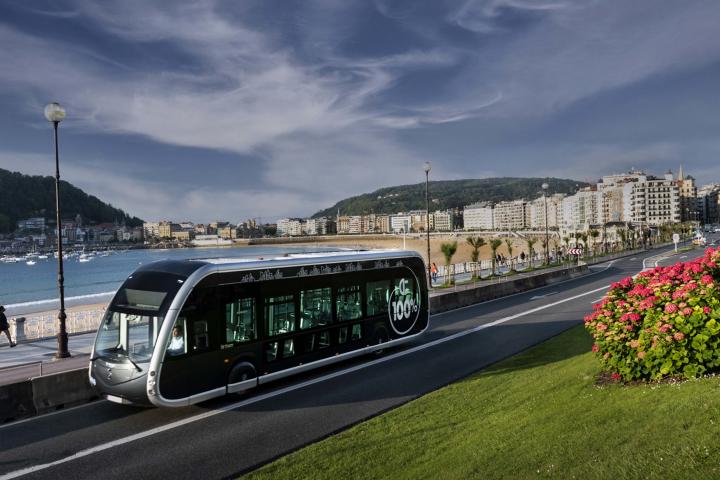 El Irizar ie tram atraviesa el paseo de la Playa de la Concha en San Sebastián.