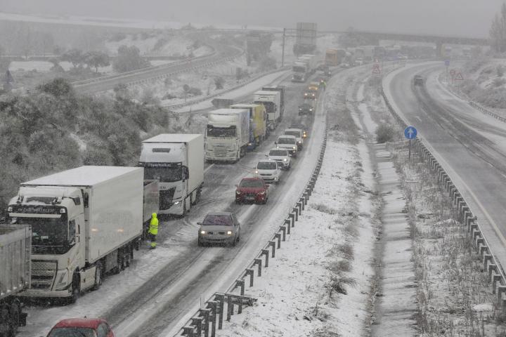 Largas filas de camiones y coches en la A-66, entre Guijuelo y Béjar (Salamanca), esta tarde de viernes.