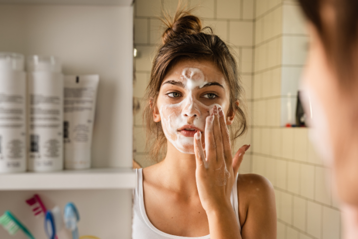 Todo sobre los limpiadores faciales en polvo para hidratar y eliminar impurezas del rostro. GETTY IMAGES.