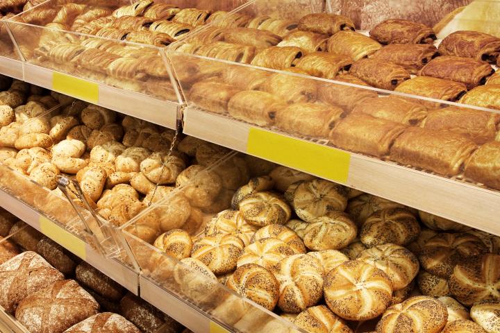 Diferentes tipos de pan en un supermercado.