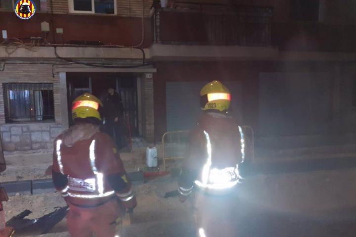 Muere una menor y nueve personas resultan heridas en un incendio en una vivienda en Gandia (Valencia).