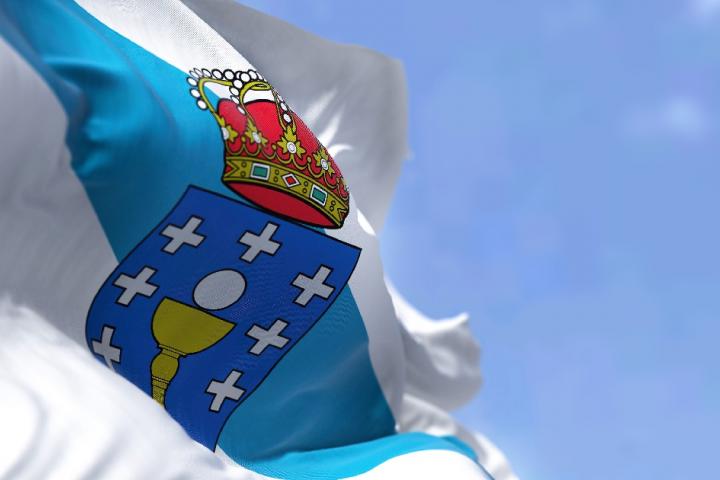 Bandera de Galicia hondeando.