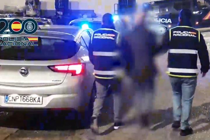 Uno de los arrestados en el marco de la operación policial contra el contrabando de un sistema antidrón.