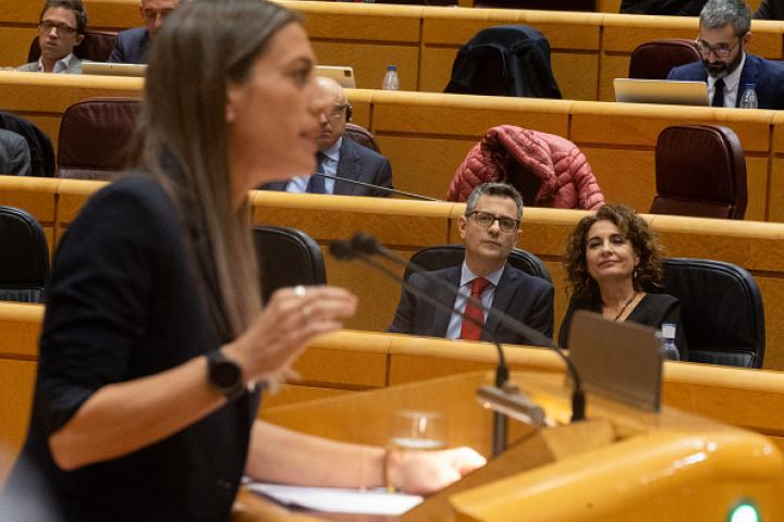 La portavoz parlamentaria de Junts, Míriam Nogueras, interviniendo desde el Senado, con el ministro de Presidencia y Justicia, Félix Bolaños, y la vicepresidenta primera, María Jesús Montero.