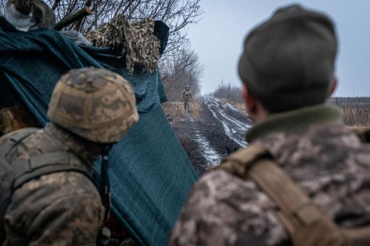 Soldados ucranianos mantienen la vigilancia en la línea del frente, en dirección a Bajmut.
