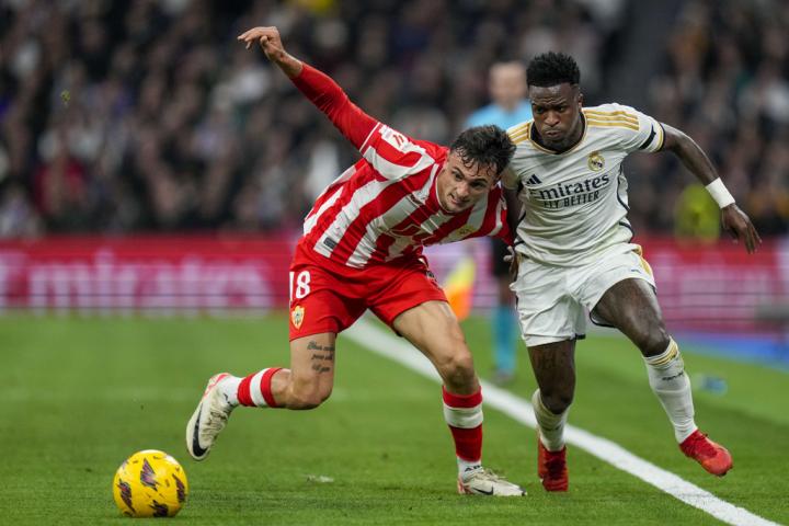 Viinicus y Marc Pubill disputan un balón en el Real Madrid - Almería de LaLiga.