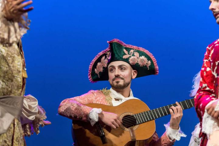 Comparsa actuando en el Carnaval de Cadiz