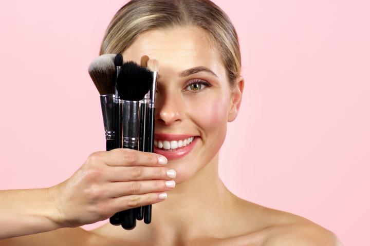 Consejos y productos para mantener tus brochas de maquillaje limpias y listas para usar. GETTY IMAGES.