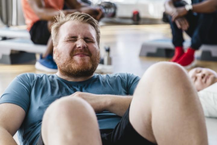 Persona haciendo ejercicio con agujetas.