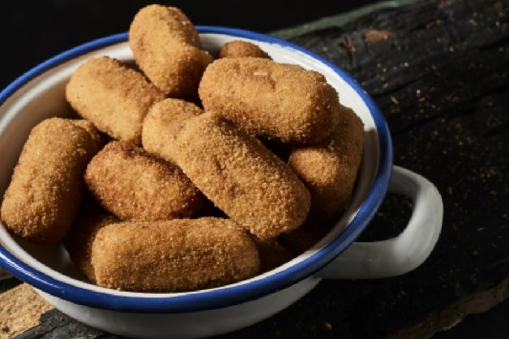 Plato de croquetas.