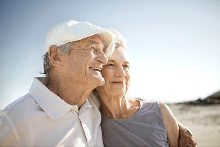 Una pareja madura disfrutando en la playa