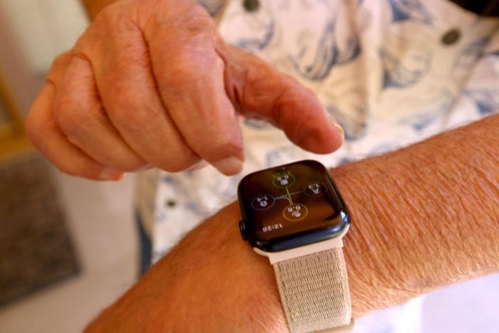 Una persona luce un Apple Watch en su muñeca.