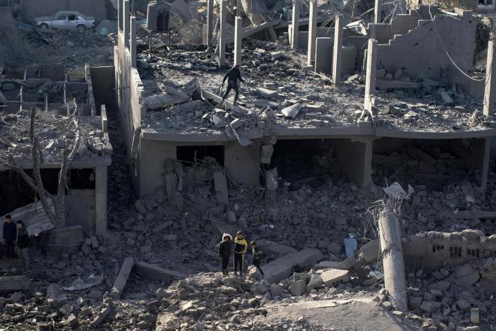 Búsqueda de supervivientes entre los escombros del campo de refugiados Omar bin Abdul Aziz Mosque, en Rafah (Gaza).
