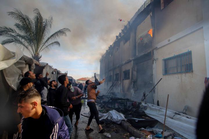 El edificio de la ONU atacado en un bombardeo israelí sobre el campamento de Jan Yunis.