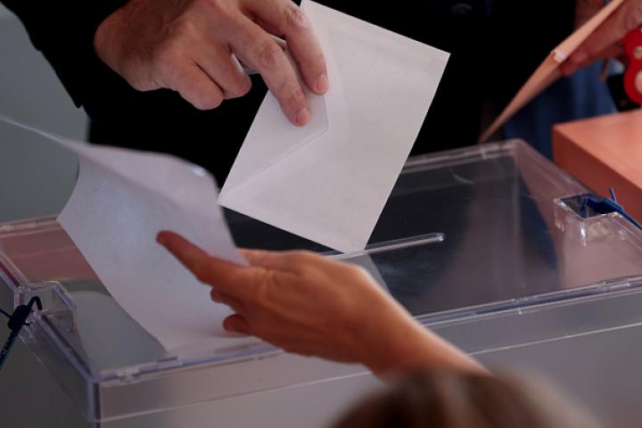 Imagen de archivo de una persona votando.