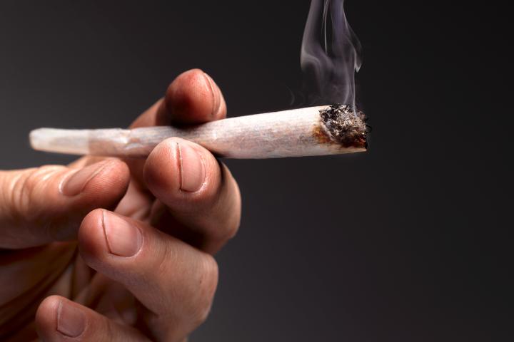 Un hombre fumando droga.