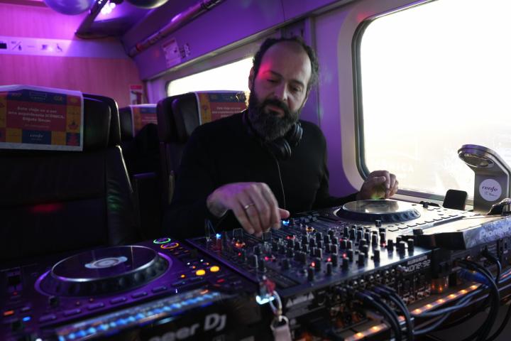 Uno de los dj que ha participado en el viaje del Icónica Sevilla Fest en el AVE a Madrid.